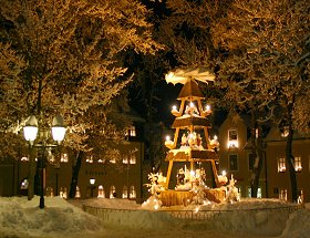 Die große Weihnachtspyramide auf dem Marktplatz