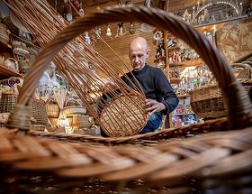 Korbherstellung aus Weidenruten - hier verbinden sich Erfahrung