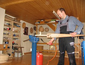 Biegen von Rattan bei der Möbelherstellung aus natürlichen Material