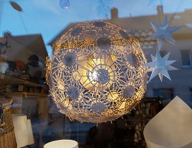 Geflochtene Kugelleuchte als Pusteblume mit Weidengeflecht in Holzoptik